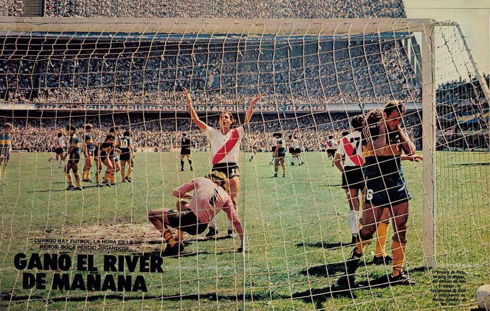 tomasblase's tweet photo. ¿Qué pasaría si juntamos a Maradona, Kempes, Alonso, Di Stefano, Passarella, Gatti, Fillol, Ruggeri, Marzolini, Gareca, Gallego, Ramón, Brindisi y Mouzo en un Superclásico? Pasó hace 45 años en la victoria 3-2 de River en La Bombonera por el Torneo Nacional 1981. https://t.co/laDaqnZ4yJ