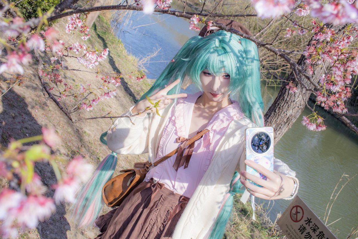 bingxuehulang's tweet photo. 宝宝我可以吗？
#femboy #男の娘 #初音ミク #cosplay https://t.co/cKuD4kyhpp