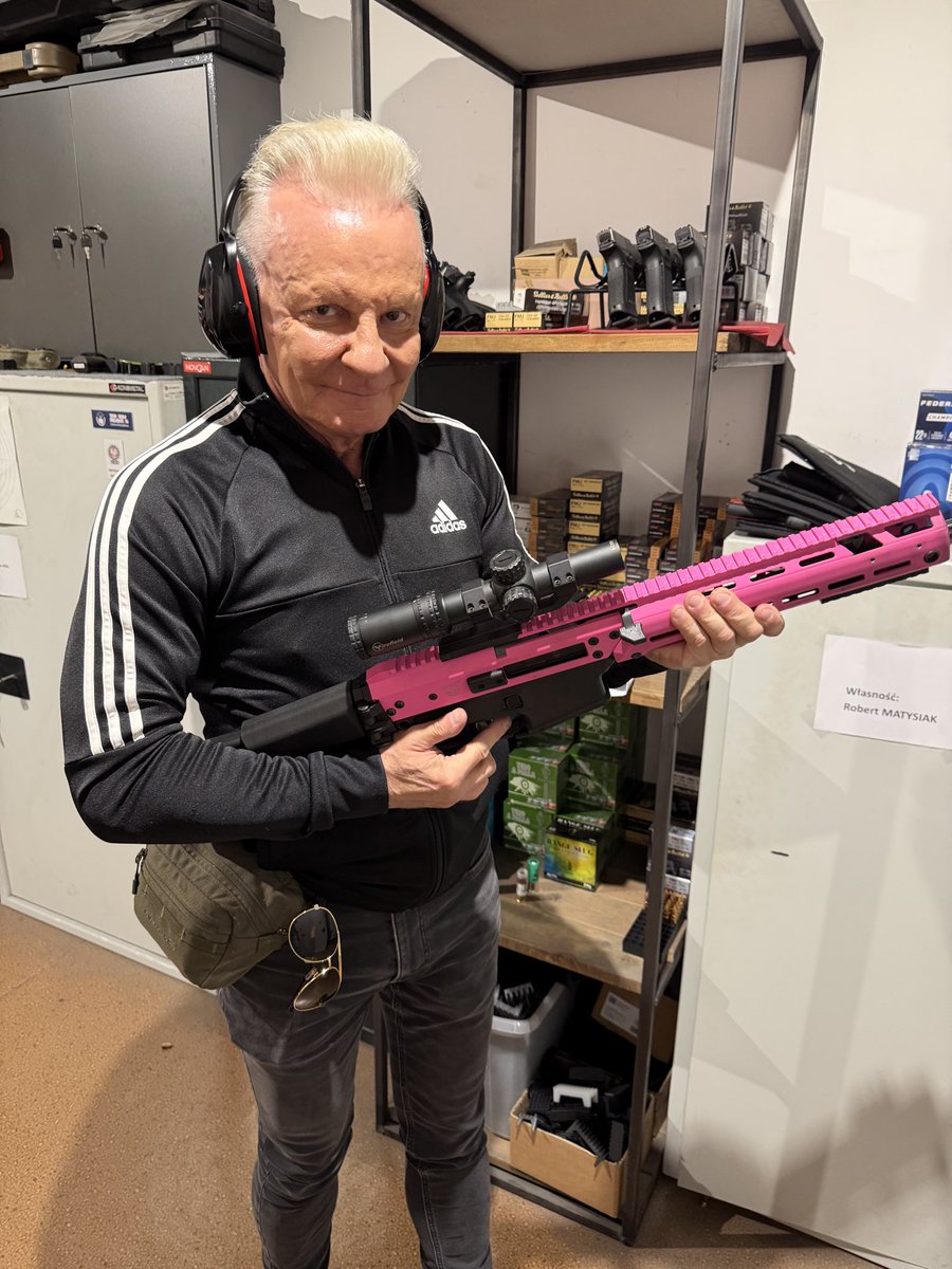 aw_boles46625's tweet photo. Panie @OficjalnyJK  specjalnie dla Pana „ genialnego stratega z Żoliborza” różowy GROT 😉 W takie GROTY będzie uzbrojona Pana świetnie wyszkolona w ciągu 16 dni grupa z Nowowiejskiej. https://t.co/Fsbz7RXPGK