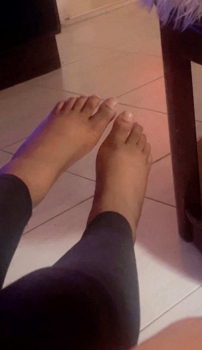 Taylorjddv's tweet photo. Want feet pictures 🥺 https://t.co/Gxovo5ugFI