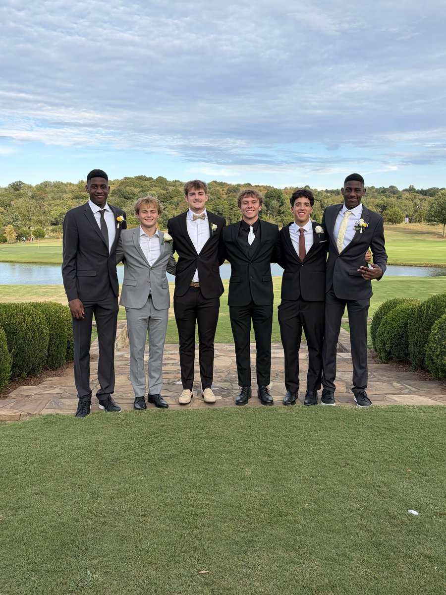 wcsPHShoops's tweet photo. Brotherhood.

Some guys dressing up well for homecoming! https://t.co/tjBfdSTjKM