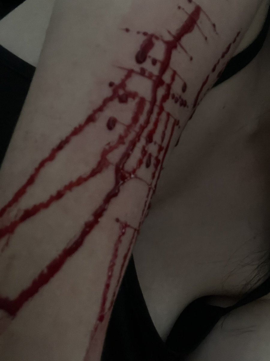 valvalemmm's tweet photo. FAKE MAKEUP 
FAKE BLOOD
fake all makeup SFX 
not real. 
#slittwt #shitwt https://t.co/arcGBZgr1c