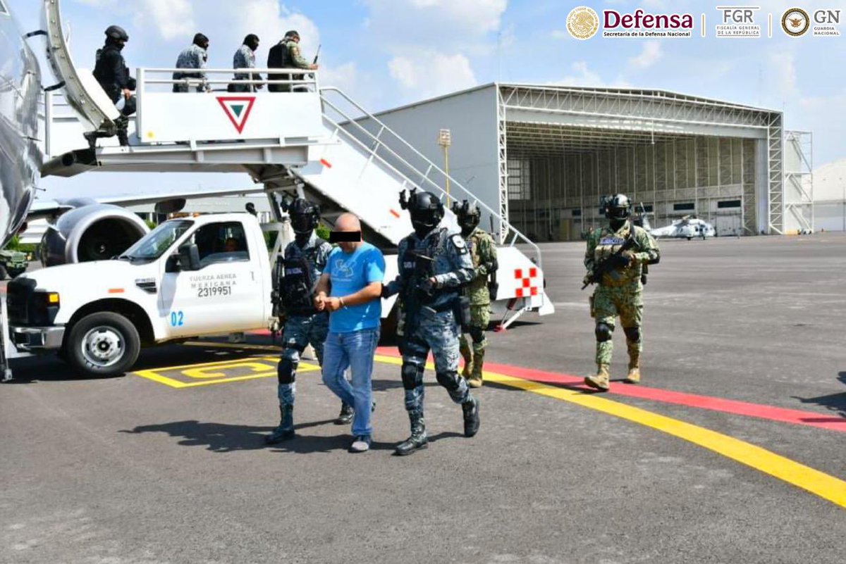 GabSeguridadMX's tweet photo. Derivado de trabajos de inteligencia militar, elementos de las Fuerzas Especiales de @Defensamx1, @GN_MEXICO_ y @FGRMexico realizaron 19 cateos en Chihuahua, Nuevo León y Tamaulipas, donde detuvieron a tres personas, entre ellas Jesús Manuel “N”, alias “Bebo”, identificado como operador financiero de la facción “Metros” del Cártel del Golfo y vinculado con una red dedicada al contrabando de hidrocarburos.

El detenido cuenta con una orden de aprehensión por delincuencia organizada en la modalidad de operaciones con recursos de procedencia ilícita.

Durante las acciones se aseguraron 13 inmuebles, dos aeronaves, 50 vehículos, 107 remolques tipo cisterna, 84 tractocamiones, 49 camiones recolectores, 11 bombas despachadoras, 4 tanques, alrededor de 500 mil litros de combustible, además de metanfetamina, cartuchos, motocicletas y dinero en efectivo. 

Por instrucciones de la Presidenta @Claudiashein, el Gabinete de Seguridad mantiene una estrategia permanente para combatir el mercado ilícito de hidrocarburos, afectar las fuentes de financiamiento de las organizaciones criminales y detener a quienes se benefician de estas actividades.