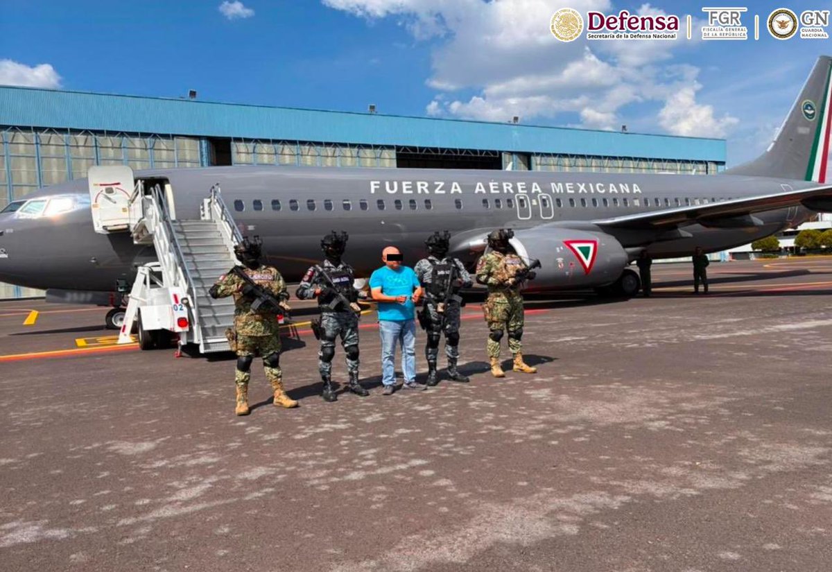 GabSeguridadMX's tweet photo. Derivado de trabajos de inteligencia militar, elementos de las Fuerzas Especiales de @Defensamx1, @GN_MEXICO_ y @FGRMexico realizaron 19 cateos en Chihuahua, Nuevo León y Tamaulipas, donde detuvieron a tres personas, entre ellas Jesús Manuel “N”, alias “Bebo”, identificado como operador financiero de la facción “Metros” del Cártel del Golfo y vinculado con una red dedicada al contrabando de hidrocarburos.

El detenido cuenta con una orden de aprehensión por delincuencia organizada en la modalidad de operaciones con recursos de procedencia ilícita.

Durante las acciones se aseguraron 13 inmuebles, dos aeronaves, 50 vehículos, 107 remolques tipo cisterna, 84 tractocamiones, 49 camiones recolectores, 11 bombas despachadoras, 4 tanques, alrededor de 500 mil litros de combustible, además de metanfetamina, cartuchos, motocicletas y dinero en efectivo. 

Por instrucciones de la Presidenta @Claudiashein, el Gabinete de Seguridad mantiene una estrategia permanente para combatir el mercado ilícito de hidrocarburos, afectar las fuentes de financiamiento de las organizaciones criminales y detener a quienes se benefician de estas actividades.