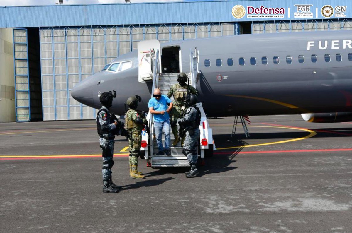 GabSeguridadMX's tweet photo. Derivado de trabajos de inteligencia militar, elementos de las Fuerzas Especiales de @Defensamx1, @GN_MEXICO_ y @FGRMexico realizaron 19 cateos en Chihuahua, Nuevo León y Tamaulipas, donde detuvieron a tres personas, entre ellas Jesús Manuel “N”, alias “Bebo”, identificado como operador financiero de la facción “Metros” del Cártel del Golfo y vinculado con una red dedicada al contrabando de hidrocarburos.

El detenido cuenta con una orden de aprehensión por delincuencia organizada en la modalidad de operaciones con recursos de procedencia ilícita.

Durante las acciones se aseguraron 13 inmuebles, dos aeronaves, 50 vehículos, 107 remolques tipo cisterna, 84 tractocamiones, 49 camiones recolectores, 11 bombas despachadoras, 4 tanques, alrededor de 500 mil litros de combustible, además de metanfetamina, cartuchos, motocicletas y dinero en efectivo. 

Por instrucciones de la Presidenta @Claudiashein, el Gabinete de Seguridad mantiene una estrategia permanente para combatir el mercado ilícito de hidrocarburos, afectar las fuentes de financiamiento de las organizaciones criminales y detener a quienes se benefician de estas actividades.