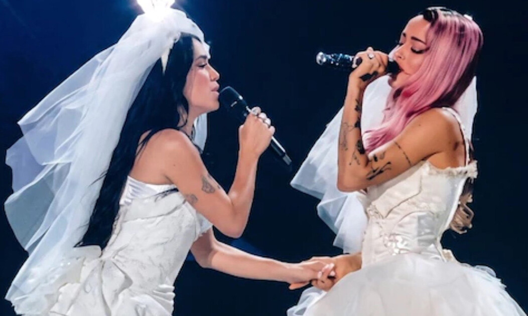 PaparazziRevis's tweet photo. Lali Espósito y Tini Stoessel se besaron vestidas de las dos de novia y revolucionaron todo: “Qué placer” https://t.co/ZccG8wIcu9 https://t.co/VTnBwrNUOJ