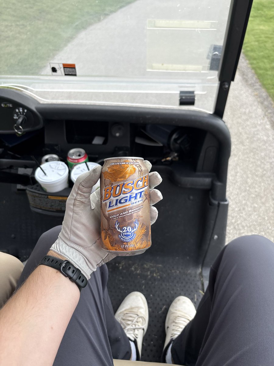 Stewart81309874's tweet photo. Normally not a bush light guy but these cans make me want to drink a 1,000 of them https://t.co/9pqmuXFxJV