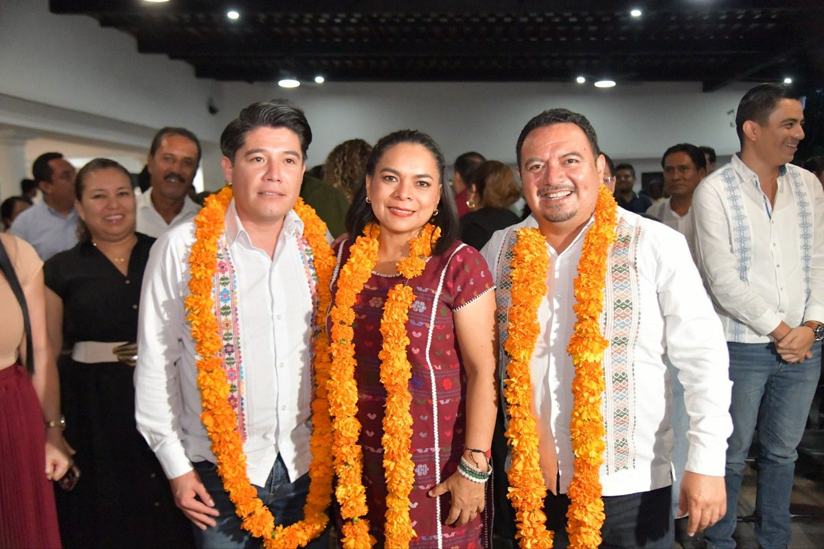 Beatriz_Mojica's tweet photo. En la casa de nuestro partido nos reunimos con militantes, luchadores sociales y liderazgos de @PartidoMorenaMx para dialogar de frente, reconocer el esfuerzo de cada compañera y compañero y seguir construyendo la unidad de nuestro movimiento en Guerrero.

Agradezco el respaldo del equipo político que formó César Núñez, referente de la lucha de izquierda en nuestro estado. Su historia y su trabajo tienen un lugar en esta nueva etapa. Agradezco también el acompañamiento de Jacinto González Varona e Iván Hernández en este encuentro.

Como coordinadora, asumo la responsabilidad de sumar a las distintas expresiones de Morena, propiciar su participación en las decisiones y fortalecer nuestra organización en territorio. La unidad se construye con respeto, con diálogo y con responsabilidades compartidas. Nos une un compromiso que está por encima de cualquier interés personal: el pueblo de Guerrero y la continuidad de la Transformación.

#BeatrizMojica #Morena #4T