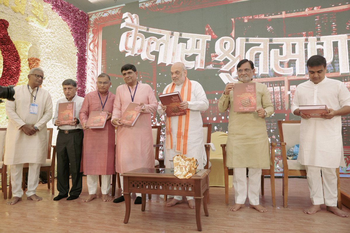 prafulkpatel's tweet photo. રાષ્ટ્રસંત જૈનાચાર્ય શ્રી પદ્મસ��ગરસૂરીશ્વરજી મહારાજાની ૯૨મી જન્મજયંતીના પાવન અવસરે પર આજે ઉપસ્થિત રહી પૂજ્યશ્રીના દર્શન-વંદના કરી આશીર્વાદ પ્રાપ્ત કરવાનું સૌભાગ્ય મળ્યું.

પૂજ્યશ્રીનું આધ્યાત્મિક માર્ગદર્શન અને આશીર્વાદ સમાજને સદૈવ સેવા, સંસ્કાર અને સદ્માર્ગની પ્રેરણા આપે છે. ત્યારે, આ પ્રસંગે તેમના દીર્ઘાયુષ્ય તથા સ્વસ્થ જીવન માટે મંગલકામના પાઠવી.

આ ખાસ પ્રસંગે માનનીય કેન્દ્રીય ગૃહમંત્રી શ્રી અમિતભાઈ શાહજીએ પણ ઉપસ્થિત રહી પૂજ્યશ્રીના આશીર્વાદ પ્રાપ્ત કર્યા હતાં.
