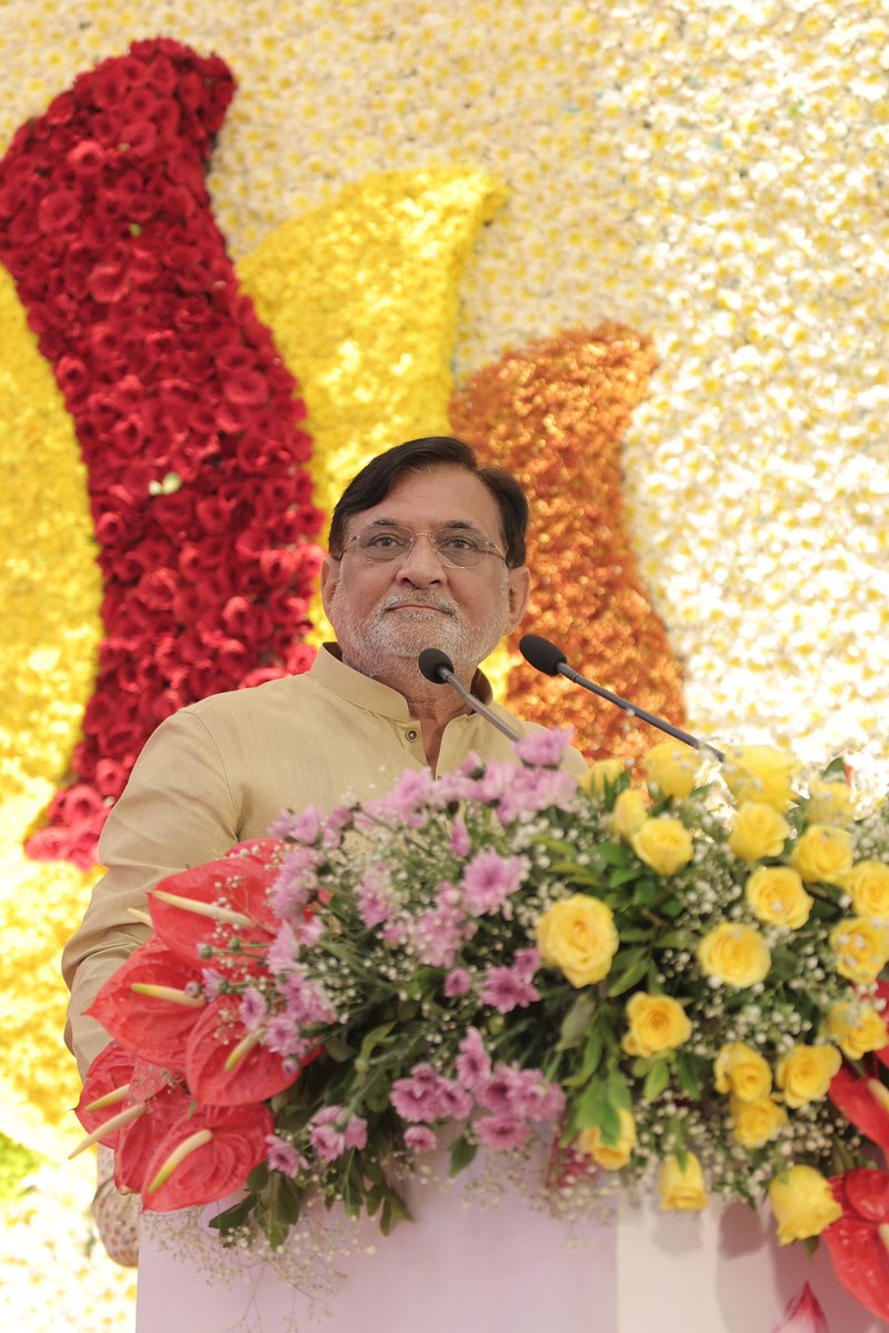 prafulkpatel's tweet photo. રાષ્ટ્રસંત જૈનાચાર્ય શ્રી પદ્મસ��ગરસૂરીશ્વરજી મહારાજાની ૯૨મી જન્મજયંતીના પાવન અવસરે પર આજે ઉપસ્થિત રહી પૂજ્યશ્રીના દર્શન-વંદના કરી આશીર્વાદ પ્રાપ્ત કરવાનું સૌભાગ્ય મળ્યું.

પૂજ્યશ્રીનું આધ્યાત્મિક માર્ગદર્શન અને આશીર્વાદ સમાજને સદૈવ સેવા, સંસ્કાર અને સદ્માર્ગની પ્રેરણા આપે છે. ત્યારે, આ પ્રસંગે તેમના દીર્ઘાયુષ્ય તથા સ્વસ્થ જીવન માટે મંગલકામના પાઠવી.

આ ખાસ પ્રસંગે માનનીય કેન્દ્રીય ગૃહમંત્રી શ્રી અમિતભાઈ શાહજીએ પણ ઉપસ્થિત રહી પૂજ્યશ્રીના આશીર્વાદ પ્રાપ્ત કર્યા હતાં.