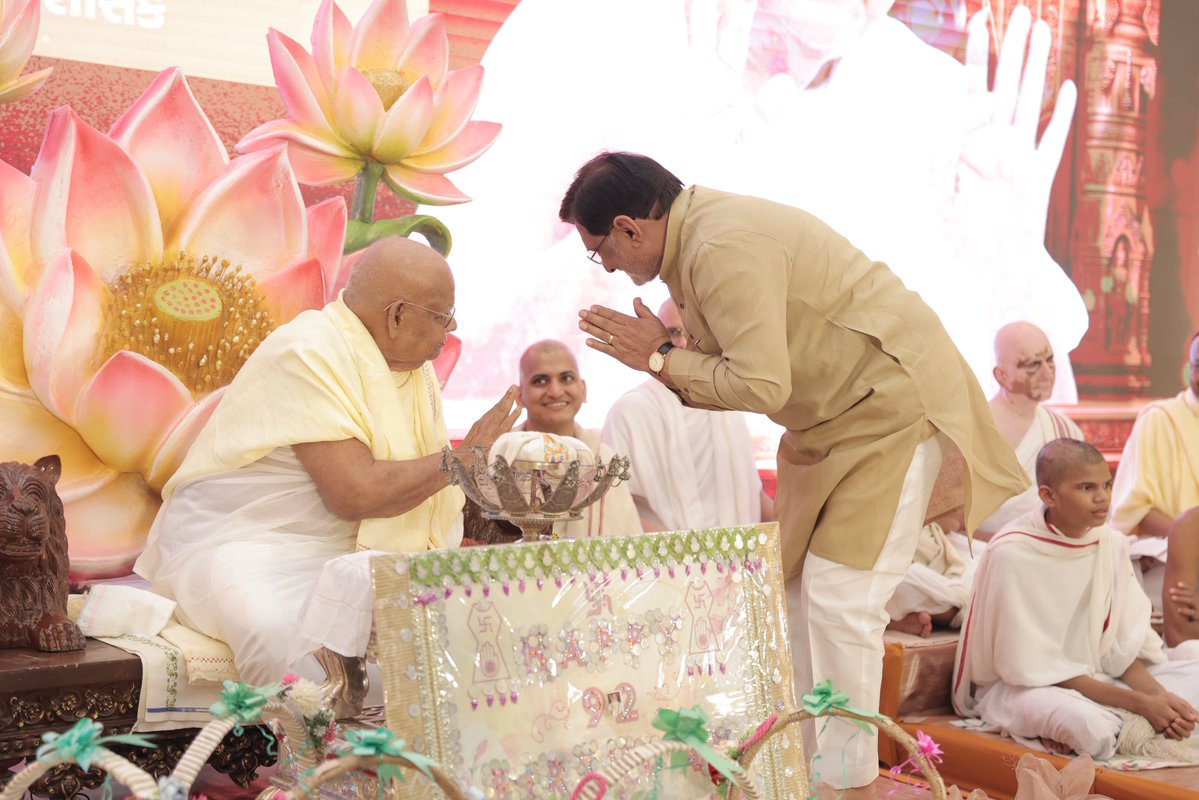 prafulkpatel's tweet photo. રાષ્ટ્રસંત જૈનાચાર્ય શ્રી પદ્મસ��ગરસૂરીશ્વરજી મહારાજાની ૯૨મી જન્મજયંતીના પાવન અવસરે પર આજે ઉપસ્થિત રહી પૂજ્યશ્રીના દર્શન-વંદના કરી આશીર્વાદ પ્રાપ્ત કરવાનું સૌભાગ્ય મળ્યું.

પૂજ્યશ્રીનું આધ્યાત્મિક માર્ગદર્શન અને આશીર્વાદ સમાજને સદૈવ સેવા, સંસ્કાર અને સદ્માર્ગની પ્રેરણા આપે છે. ત્યારે, આ પ્રસંગે તેમના દીર્ઘાયુષ્ય તથા સ્વસ્થ જીવન માટે મંગલકામના પાઠવી.

આ ખાસ પ્રસંગે માનનીય કેન્દ્રીય ગૃહમંત્રી શ્રી અમિતભાઈ શાહજીએ પણ ઉપસ્થિત રહી પૂજ્યશ્રીના આશીર્વાદ પ્રાપ્ત કર્યા હતાં.