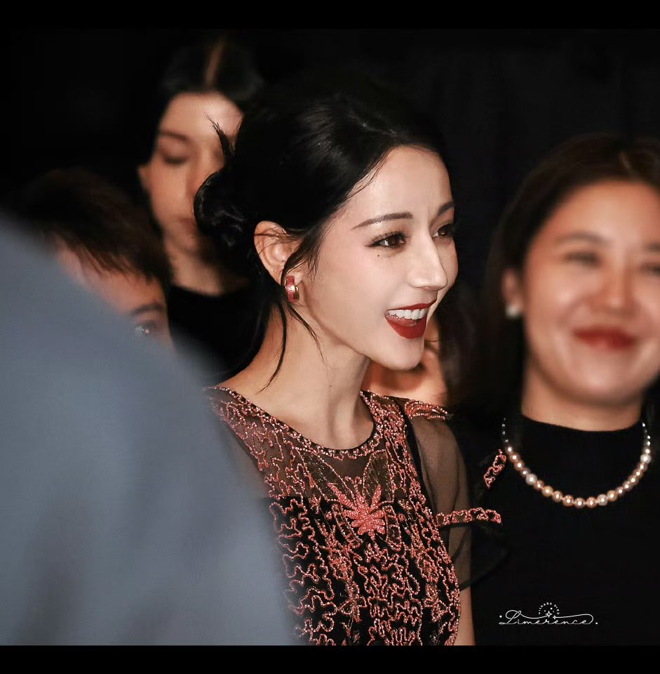 Dilraba_fans's tweet photo. 回顾女神第一次参与迪奥的时装活动
#Dilraba #Dior #DiorSS27
#DilrabaXDiorSS27   @Dior https://t.co/rjH1qD7NlL