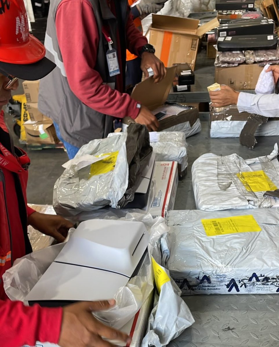 SENAE_Aduana's tweet photo. 🚨 Control aduanero detecta mercancías con inconsistencias en un Depósito Temporal Courier de Quito.

Durante la revisión de declaraciones, nuestros equipos identificaron PlayStation 5 Slim, alrededor de 100 planchas de cabello y cosméticos, vitaminas y productos para la piel con inconsistencias en su declaración.

🔎 Se detectaron mercancías no declaradas, valores presuntamente inferiores a los reales y productos en cantidades que podrían evidenciar finalidad comercial, además de mercancías sujetas a documentos de control previo.

Estas acciones reflejan el trabajo permanente del SENAE para verificar que las mercancías que ingresan al país cumplan las formalidades aduaneras y tributarias, fortaleciendo los controles y protegiendo al comercio legal.

#LuchaContraElContrabando