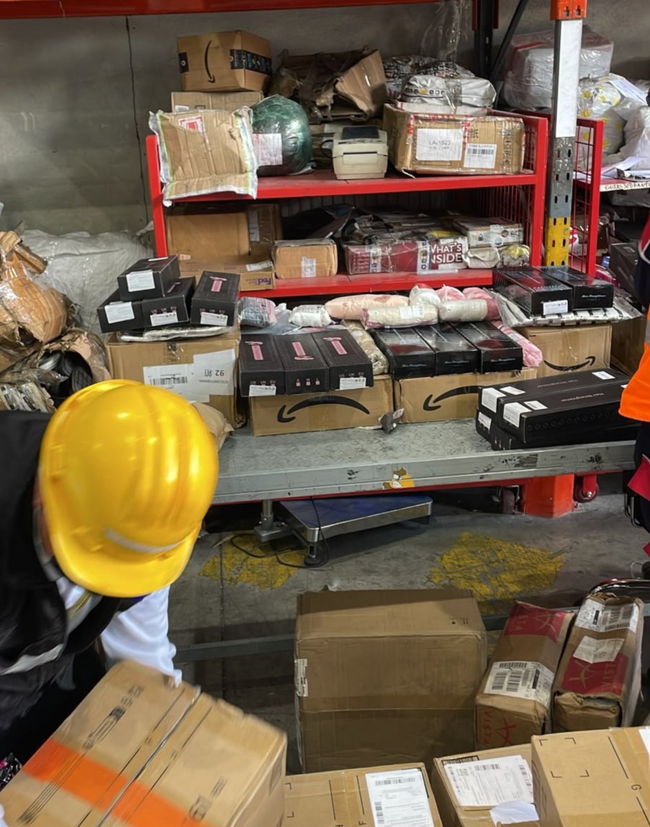 SENAE_Aduana's tweet photo. 🚨 Control aduanero detecta mercancías con inconsistencias en un Depósito Temporal Courier de Quito.

Durante la revisión de declaraciones, nuestros equipos identificaron PlayStation 5 Slim, alrededor de 100 planchas de cabello y cosméticos, vitaminas y productos para la piel con inconsistencias en su declaración.

🔎 Se detectaron mercancías no declaradas, valores presuntamente inferiores a los reales y productos en cantidades que podrían evidenciar finalidad comercial, además de mercancías sujetas a documentos de control previo.

Estas acciones reflejan el trabajo permanente del SENAE para verificar que las mercancías que ingresan al país cumplan las formalidades aduaneras y tributarias, fortaleciendo los controles y protegiendo al comercio legal.

#LuchaContraElContrabando
