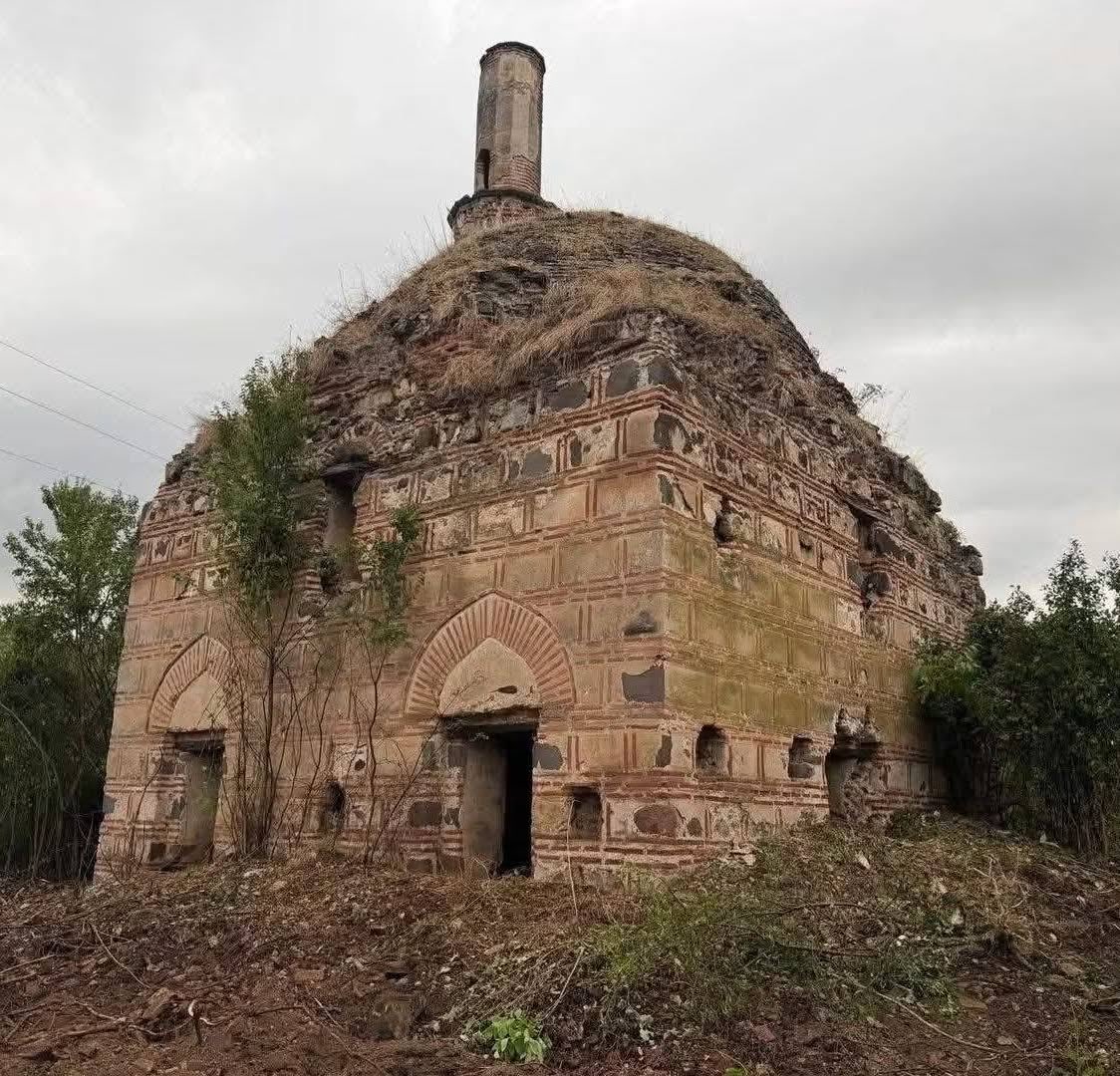 semakarpuzi's tweet photo. 📍Tabanovce Köyü, Kuzey Makedonya 🇲🇰

Koca Mehmed Bey Camii

Kuzey Makedonya’nın Sırbistan sınırındaki Tabanovce köyünde bulunan Koca Mehmed Bey Camii, 16. yüzyıl sonuna, 1586–1596 yılları arasına tarihlenen bir Osmanlı eseri. Tek kubbesi, taş-tuğla duvar örgüsü ve mukarnaslı minare şerefesiyle dönemin mimari özelliklerini taşıyor.

Uzun yıllar bakımsız kalan caminin çevresinde Kumanova Müftülüğünce temizlik çalışmaları başlatıldı. Dileğimiz, bu mirasın özgün dokusu korunarak restore edilmesi ve yeniden yaşatılması.