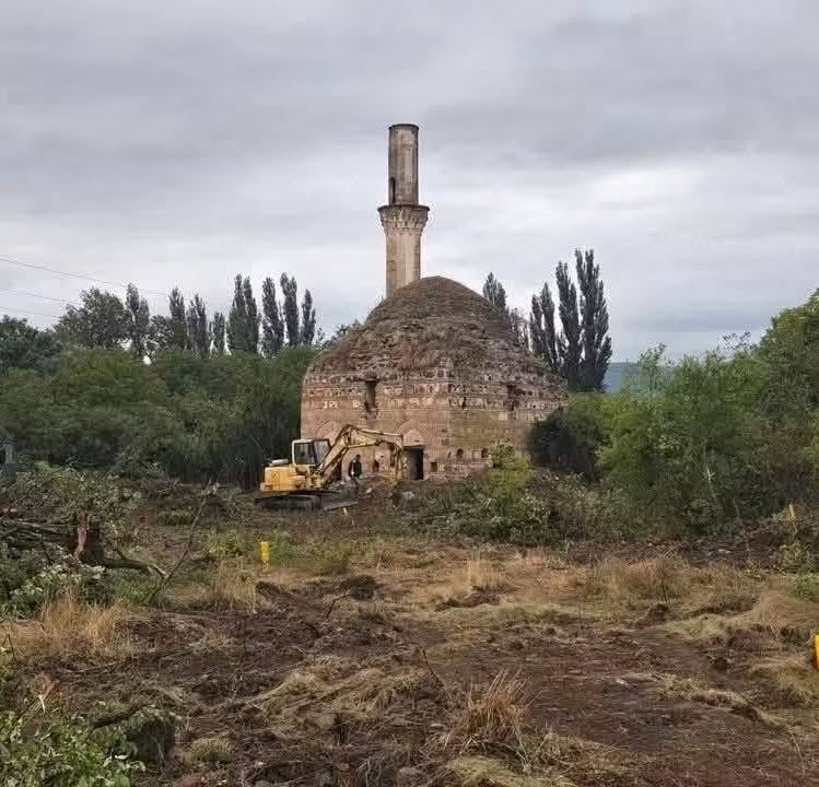 semakarpuzi's tweet photo. 📍Tabanovce Köyü, Kuzey Makedonya 🇲🇰

Koca Mehmed Bey Camii

Kuzey Makedonya’nın Sırbistan sınırındaki Tabanovce köyünde bulunan Koca Mehmed Bey Camii, 16. yüzyıl sonuna, 1586–1596 yılları arasına tarihlenen bir Osmanlı eseri. Tek kubbesi, taş-tuğla duvar örgüsü ve mukarnaslı minare şerefesiyle dönemin mimari özelliklerini taşıyor.

Uzun yıllar bakımsız kalan caminin çevresinde Kumanova Müftülüğünce temizlik çalışmaları başlatıldı. Dileğimiz, bu mirasın özgün dokusu korunarak restore edilmesi ve yeniden yaşatılması.