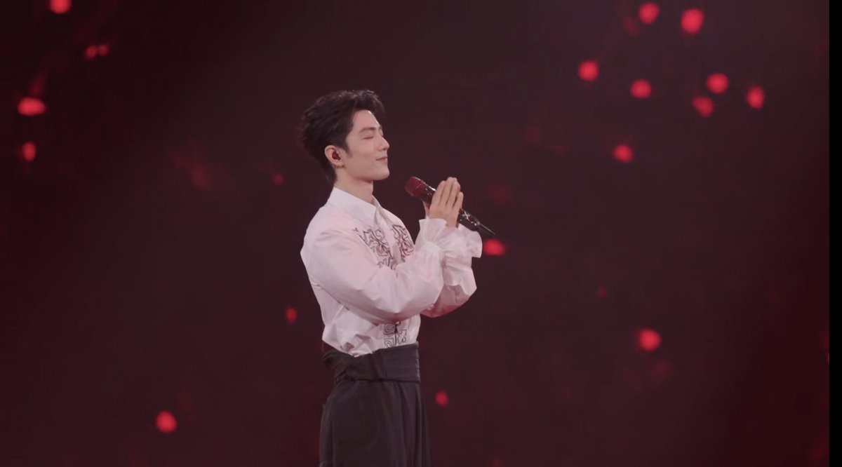 ka17xmpufo59056's tweet photo. 歌手、俳優、舞台、ファッションなど、芸能界に入ってから約10年の間に、いくつもの「界（境界）」を着実に一歩ずつ越えてきました。肖戦が語った「破界跨界闯世界」。境界を破り、境界を越え、世界へ飛び出す、という言葉は、まさにこれまでの10年の激動の歩みです。有言実行の肖戦！凄すぎる！
言葉にできぬ想いを言葉に尽くし実行に尽くし仕事を全うしあらゆる監督達、スタッフ達、俳優達、歌手達、ブランド達から絶大なる信頼を得、世界中にファンが生まれました。日本に住む私もそんなひとりです。肖戦の話す中国語はわからないけれどあなたの笑顔と真剣な顔と素晴らしい俳優の仕事、歌を愛している事がとても伝わってくる歌手活動、そして人柄に惚れました。そんな人を生み出した中国にも憧れを持ちました。あなたの功績は言葉に出来ぬほど素晴らしい！前回の「我们」を数年かけて作った事を知り、これはすぐに次のアルバム作りにも取り組んでいるのではと思っていたら誕生日前に嬉しい新アルバムのお知らせ！！EPというところがまたこだわりなのではと勘繰ってしまいます。
今回の『异想天开』では、これまでとは違う「界」を感じました。
「ある感情は、ひとりでいるときにだけ姿を現し、ある声は、静かなときにだけ聞こえる」
今回の作品では、外の世界にある壁を越えるだけではなく、自分自身の内側にある感情や声に耳を澄ませ、自分の内側にある「界」を見つめているように感じられます。

かつてデザイナーだった肖戦が、壁の向こうに見えていた光のステージへ進み、今ではそのステージの上に立っている。

「破界跨界闯世界」と歩んできた肖戦が、今度は「异想天开」という自由な想像の世界へ進んでいく。　このひとつのタイトルだけで肖戦が紡ぎだす次の世界が楽しみでたまりません。私は本当に素晴らしい人と出逢えました。肖戦、デビュー10周年、本当におめでとう！！

XIAO ZHAN TEN YEARS EMPIRE
#XiaoZhan10thDebutYear