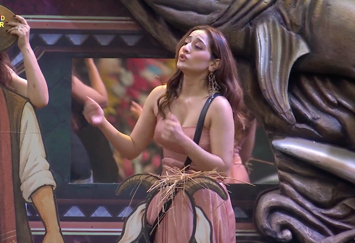 digital_newshub's tweet photo. Uditi cooked Kanika here! 🔥

Uditi to Kanika: “Aap apne khud ke dost ke sage nahi ho.” 😂🔥

#BiggBoss20 #UditiSingh #BB20 https://t.co/CNreOei9w7