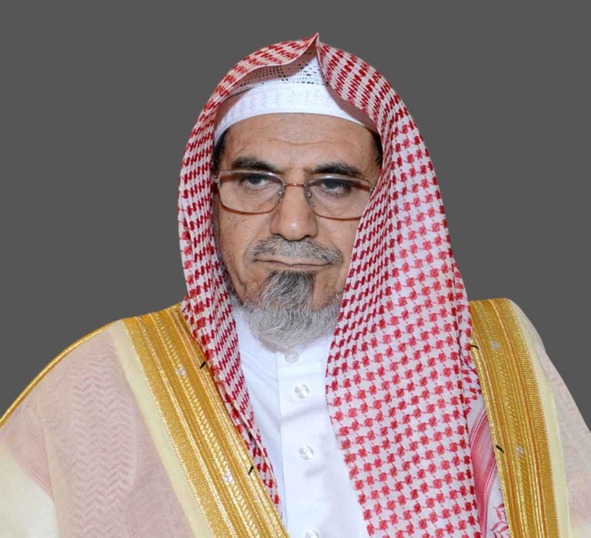 BMthar's tweet photo. وقفت اليوم على رسالة وما كنت على علم بها سلفًا، موسومة ب( صفحات مضيئة من حياة العلامة محمد بن علي بن آدم الإتيوبي، دروس ومواقف)
وقد ازدانت الرسالة بتقديم معالي الشيخ الدكتور إمام وخطيب المسجد الحرام المفوَّه صالح بن عبد الله بن حميد، حفظه الله تعالى، وأعلى الله درجاته.

وقد وصف معالي الشيخ صالح شيخنا صدر المشايخ محمد بن علي آدم بأوصاف جليلة، فقال- رفع الله مقامه-:( الإمام، العالم، الأصولي، المُحَدِّث، النحوي، محمد بن علي بن آدم بن موسى الإتيوبي رحمه الله.

وهو من علماء مكة حرسها الله، ومن النوادر في الجلد والعمق في طلب العلم وتحصيله، وبذله مكتوبًا وملفوظًا، وقد عُرف بموسوعيته العلمية في علوم الغاية والآلة.

وقد عرفت الشيخ رحمه الله في علمه، وفضله، وحسن تدينه، وورعه، ودأبه في بذل العلم، تدريسًا وتأليفًا ومطالعة) مقدمة الشيخ ص6.

وهذه التزكية من أرفع التزكيات التي تراها تقال من عالم معاصر في حق عالم معاصر قرين له.

وسمو أخلاق وزكاء نفس الشيخ الدكتور صالح بن عبد الله بن حميد مما لا يخفى على ذي عينين. 

وهذه الرسالة من أصدق الدلائل في التعريف بفضل الشيخ محمد بن علي آدم، وقد طالعتها فوجدتها مفيدة نافعة مسددة، وبدا الشيخ أبرار في رسالته هذه من أبر الناس بشيخنا رحمه الله تعالى.

ولا زلت أذكر أن الشيخ محمد علي آدم رحمه الله إذا دخل قاعة الدروس في الدار يرتج قلبي بين المحبة والمهابة، وكنت لا أعد السؤالات إلا له في الدرس، فما كنت أرى في مشايخ الدار من يدانيه في السنة وعلومها.

والله ما علمنا من حاله إلا أنه عاش لسنة النبي صلى الله عليه وسلم والعلم ومات عليه كما نحسبه، رحمه الله تعالى.