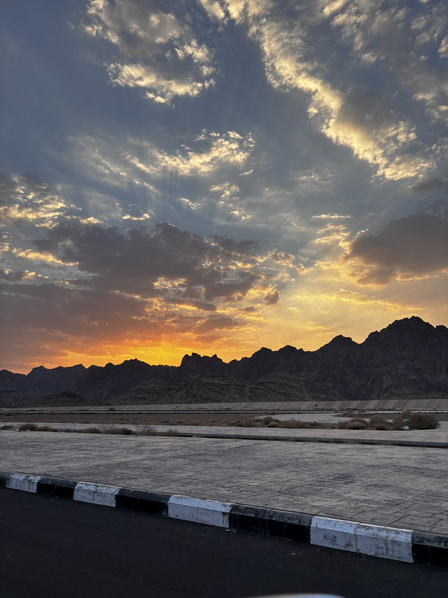 ik_90a's tweet photo. واذا طال الرحيل اللي خذاني وضقت من هجري 
لا تنده لي أنا مالي سوى الذكرى ألبيها

أصارع بالشعر ذاتي و أرتب شوشرة فكري 
و أداوي جرحي الدامي مع إن نفسي اعاديها

عسى الله يغنيني عن سنينك و عن هدري
و عن قصيده على ذكرك تلازمني قوافيها https://t.co/B8OIeIMSpA