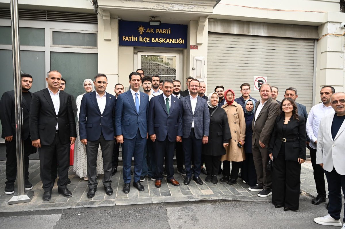 akpartifatihgk's tweet photo. Türkiye Yüzyılı Buluşmaları kapsamında kıymetli vekillerimizle birlikte Fatih’imizde sahadaydık.

Gençlik Kollarımız ve 3 kademe teşkilatımızla hemşehrilerimizle bir araya gelerek Türkiye Yüzyılı hedeflerimizi sahada anlatmaya devam ediyoruz. 🇹🇷 https://t.co/Ap65y48e3t