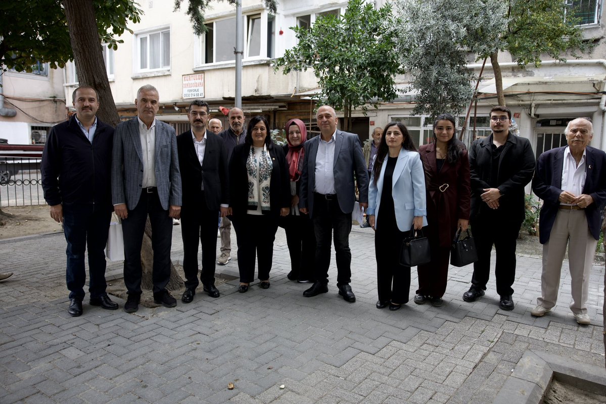 akpartifatihgk's tweet photo. Türkiye Yüzyılı Buluşmaları kapsamında kıymetli vekillerimizle birlikte Fatih’imizde sahadaydık.

Gençlik Kollarımız ve 3 kademe teşkilatımızla hemşehrilerimizle bir araya gelerek Türkiye Yüzyılı hedeflerimizi sahada anlatmaya devam ediyoruz. 🇹🇷 https://t.co/Ap65y48e3t