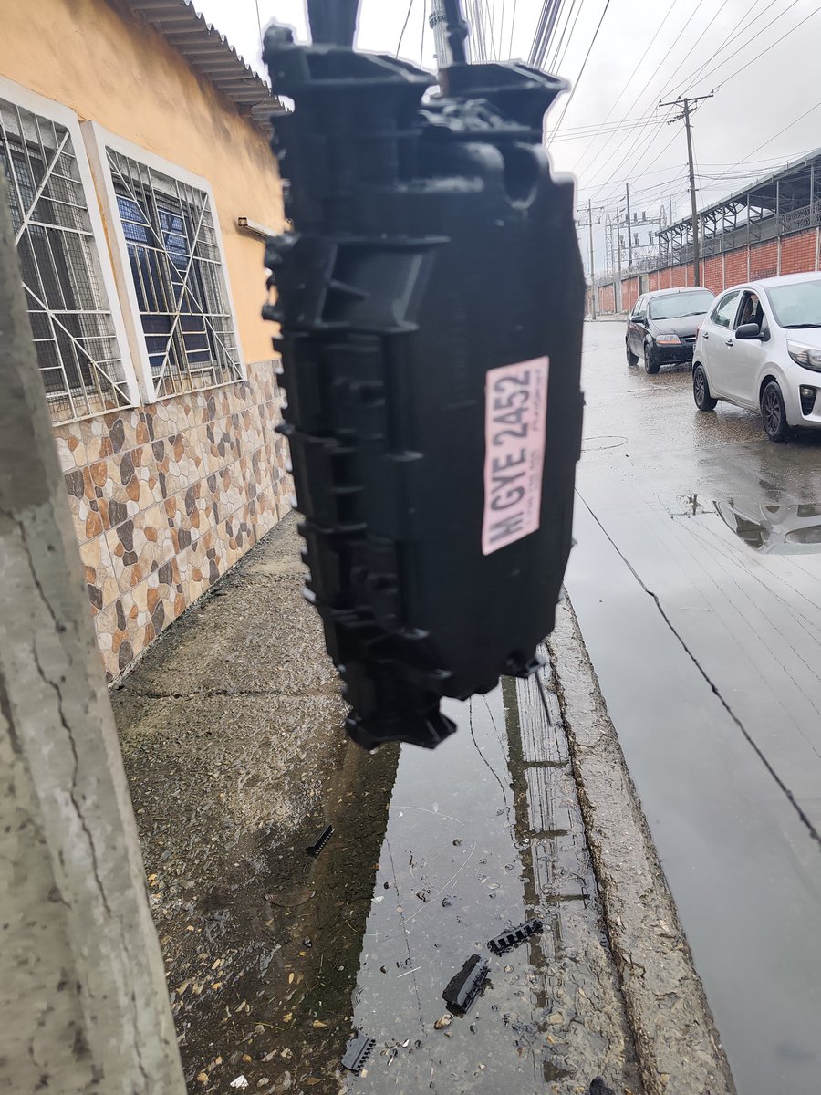 MiguelStranged's tweet photo. @PuntonetEcuador  se incendiaron los cables de fibra y el nodo de Puntonet, el personal de Telconet ya se encuentra en el sitio Pradera 3 sur de Guayaquil, y el personal de Puntonet no llega, son 7 interrupciones en el año, y una de ellas demoraron 5 días en solucionar https://t.co/QjmmBmaagq