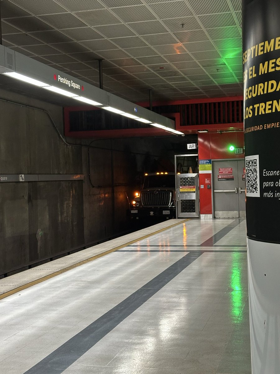 JustinD99723955's tweet photo. @metrolaalerts Who’s in control here https://t.co/zXvQrfSZyg