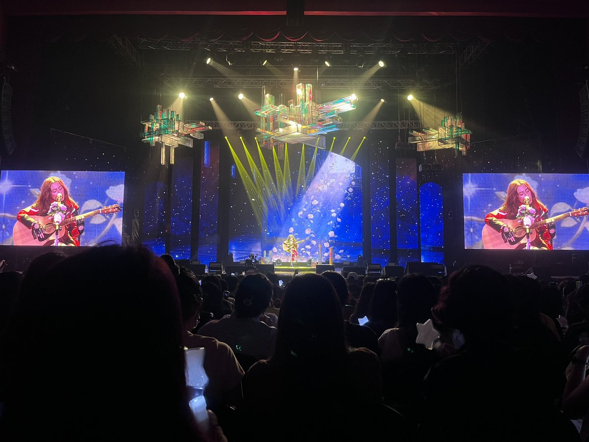 cbkistarrr_614's tweet photo. true! her stage last night looks so magical!!! https://t.co/nH1bROtGMd
