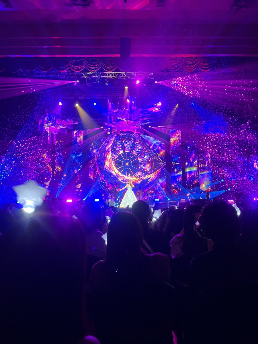 cbkistarrr_614's tweet photo. true! her stage last night looks so magical!!! https://t.co/nH1bROtGMd
