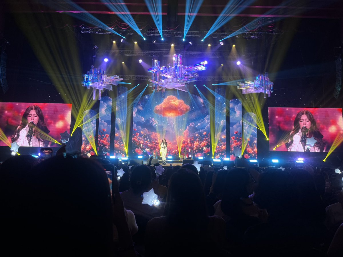cbkistarrr_614's tweet photo. true! her stage last night looks so magical!!! https://t.co/nH1bROtGMd