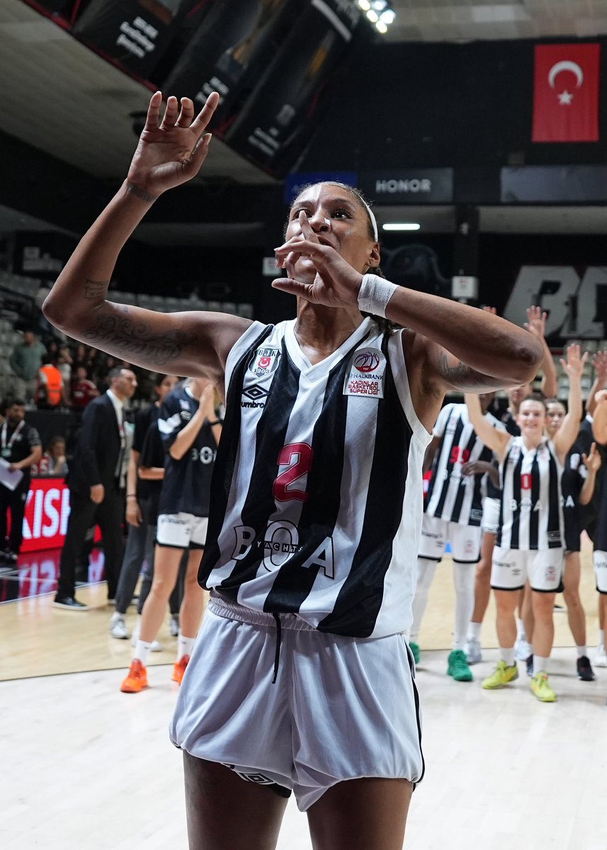 BJK_KadinBasket's tweet photo. Maç sonu galibiyet sevincimiz. 🤩 https://t.co/asmjlTSdUY