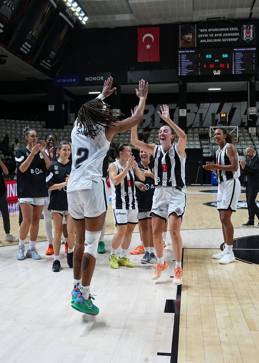 BJK_KadinBasket's tweet photo. Maç sonu galibiyet sevincimiz. 🤩 https://t.co/asmjlTSdUY