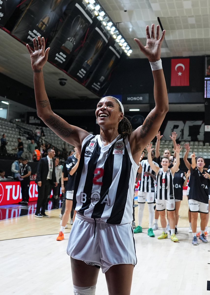 BJK_KadinBasket's tweet photo. Maç sonu galibiyet sevincimiz. 🤩 https://t.co/asmjlTSdUY