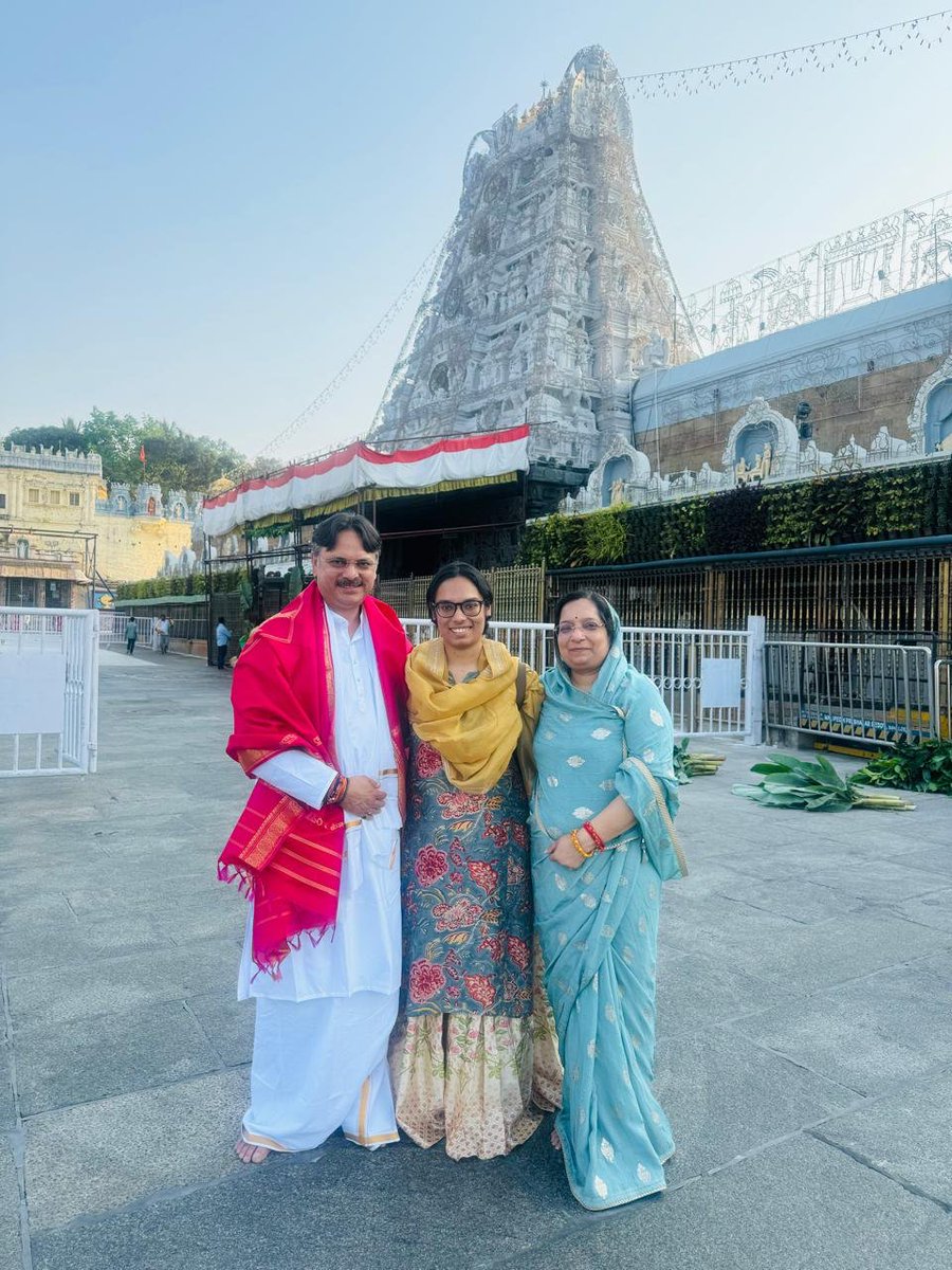 RajeshwarS73's tweet photo. "Certain it is that there is no kind of affection so purely angelic as of a father to a daughter." — Joseph Addison

मेरी प्यारी बेटी राजलक्ष्मी,
तीन सौ साल पहले लिखी यह पंक्ति आज मेरे दिल की बात कहती है। तुम मेरी वह दुआ हो जो ईश्वर ने बिना माँगे पूरी कर दी। तुम्हारी मुस्कान मेरी ताकत है, तुम्हारी मेहनत मेरा गर्व है, और तुम्हारे सपने मेरी सबसे बड़ी उम्मीद हैं।ईश्वर तुम्हें अच्छा स्वास्थ्य, सच्ची खुशियाँ और हर सपने को पूरा करने का साहस दें।
जन्मदिन की ढेरों शुभकामनाएँ! Love and blessings always. ❤️🎂🌸