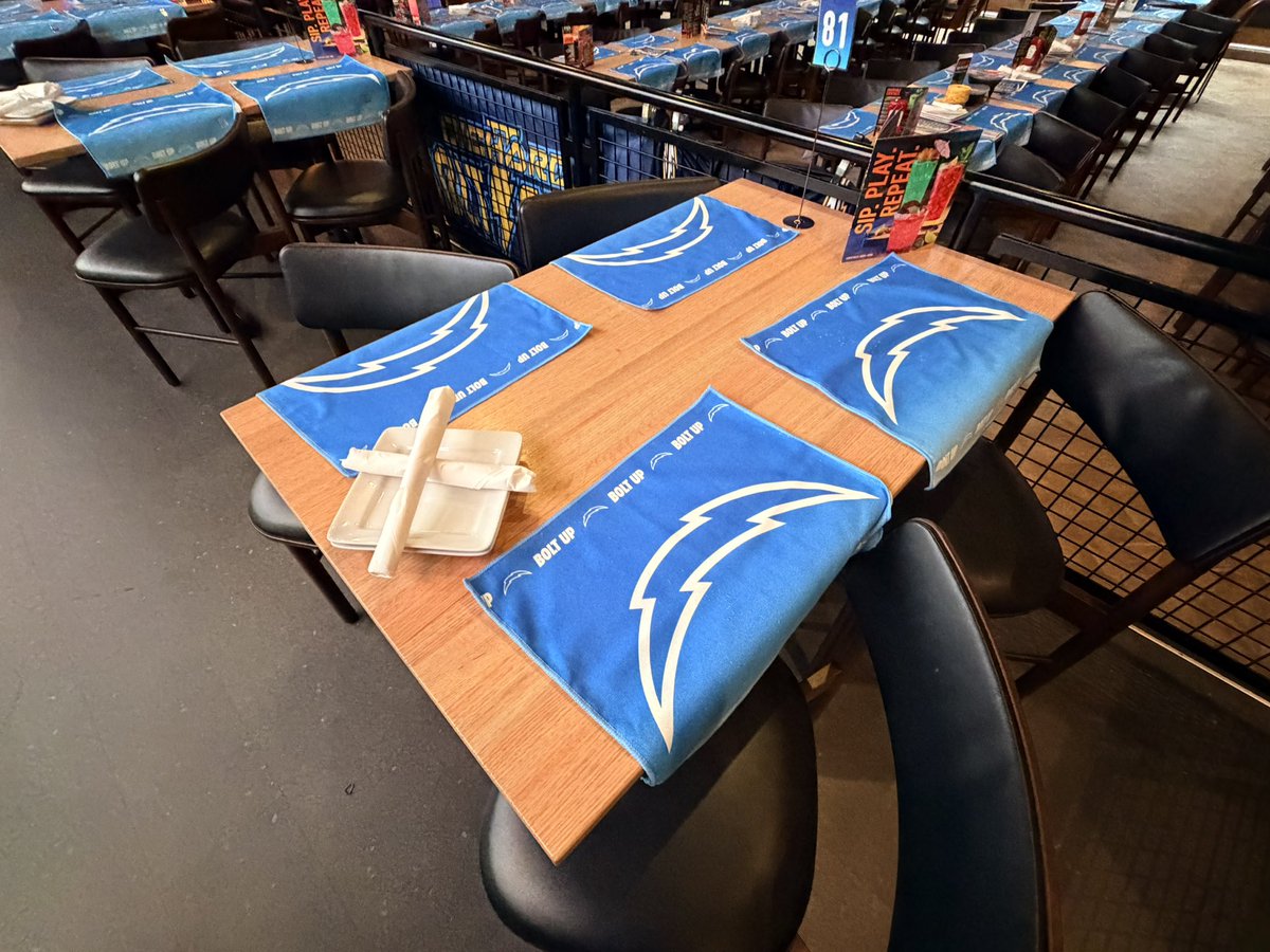 DhbcOc's tweet photo. Let’s go!!! WATCH PARTY at Dave and Busters Orange! @DnBOrange @chargers legend appearance! @boltvox @Louiegeezy @jparis_sports @diehardboltclub #BoltUp https://t.co/JCjGwLvFBI