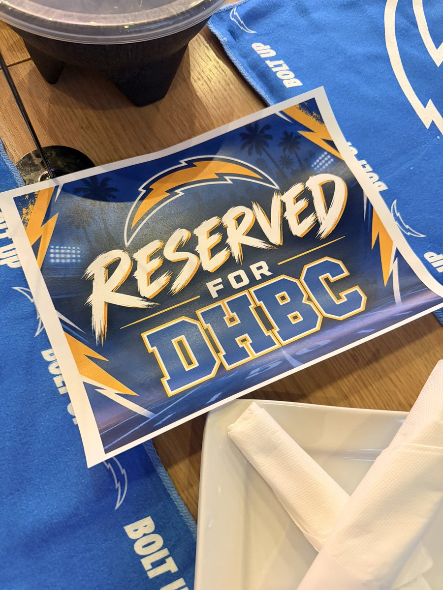 DhbcOc's tweet photo. Let’s go!!! WATCH PARTY at Dave and Busters Orange! @DnBOrange @chargers legend appearance! @boltvox @Louiegeezy @jparis_sports @diehardboltclub #BoltUp https://t.co/JCjGwLvFBI