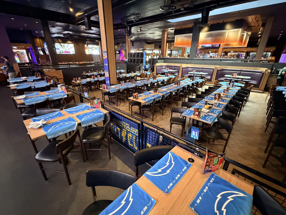 DhbcOc's tweet photo. Let’s go!!! WATCH PARTY at Dave and Busters Orange! @DnBOrange @chargers legend appearance! @boltvox @Louiegeezy @jparis_sports @diehardboltclub #BoltUp https://t.co/JCjGwLvFBI