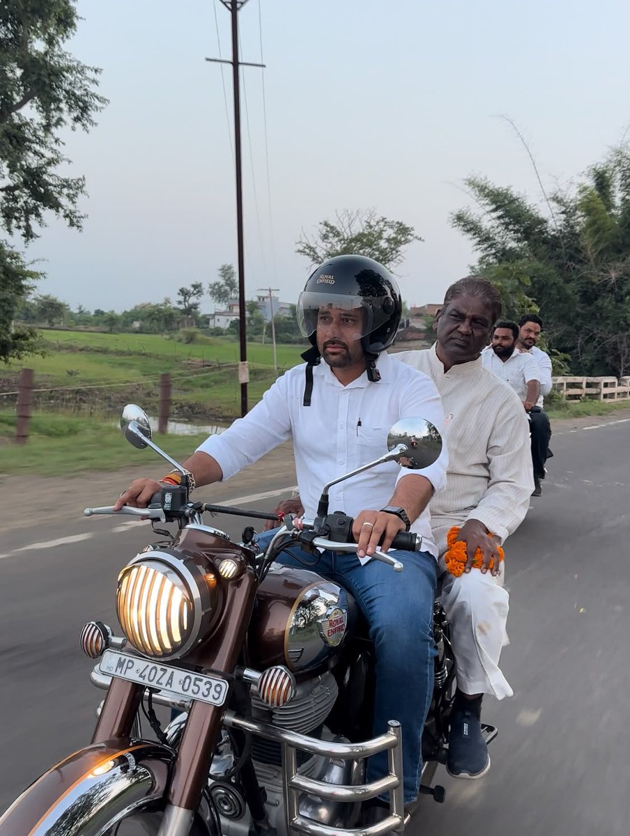 DrPRChoudhary's tweet photo. सेवा संकल्प अभियान के अंतर्गत वाराणसी से बड़नगर की यात्रा पर निकले बाइक राइडर्स का आज सुल्तानपुर से होते हुए सांची विधानसभा के ग्राम चादनगोडा, भूसीमेटा , चिल्वाहा और नकतरा पहुंचने पर आत्मीय स्वागत एवं अभिनंदन किया।
राइडर्स का उत्साह और सेवा के प्रति उनका संकल्प प्रेरणादायी है। इस यात्रा के माध्यम से सेवा और जनभागीदारी का संदेश गांव-गांव तक पहुंच रहा है।
#SevaSankalpAbhiyan #सेवा_संकल्प_अभियान