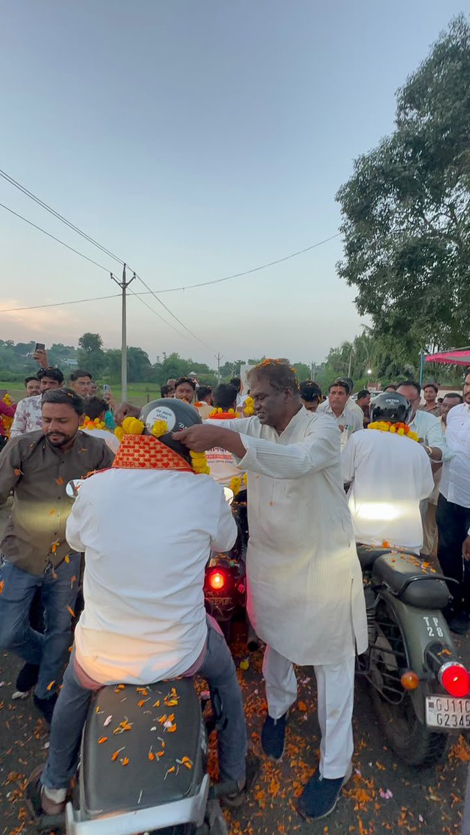 DrPRChoudhary's tweet photo. सेवा संकल्प अभियान के अंतर्गत वाराणसी से बड़नगर की यात्रा पर निकले बाइक राइडर्स का आज सुल्तानपुर से होते हुए सांची विधानसभा के ग्राम चादनगोडा, भूसीमेटा , चिल्वाहा और नकतरा पहुंचने पर आत्मीय स्वागत एवं अभिनंदन किया।
राइडर्स का उत्साह और सेवा के प्रति उनका संकल्प प्रेरणादायी है। इस यात्रा के माध्यम से सेवा और जनभागीदारी का संदेश गांव-गांव तक पहुंच रहा है।
#SevaSankalpAbhiyan #सेवा_संकल्प_अभियान