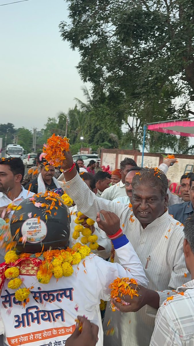DrPRChoudhary's tweet photo. सेवा संकल्प अभियान के अंतर्गत वाराणसी से बड़नगर की यात्रा पर निकले बाइक राइडर्स का आज सुल्तानपुर से होते हुए सांची विधानसभा के ग्राम चादनगोडा, भूसीमेटा , चिल्वाहा और नकतरा पहुंचने पर आत्मीय स्वागत एवं अभिनंदन किया।
राइडर्स का उत्साह और सेवा के प्रति उनका संकल्प प्रेरणादायी है। इस यात्रा के माध्यम से सेवा और जनभागीदारी का संदेश गांव-गांव तक पहुंच रहा है।
#SevaSankalpAbhiyan #सेवा_संकल्प_अभियान