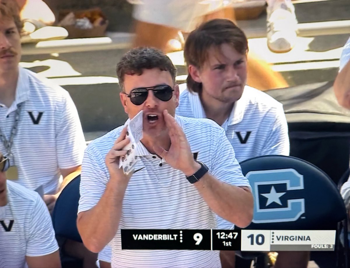 coleadamss's tweet photo. Yes it’s September 

Yes there is a college basketball game happening 

Yes it’s on a tennis court with half the court in the sun and the other in the shade 

Welcome back College Basketball https://t.co/d6HROeFXru