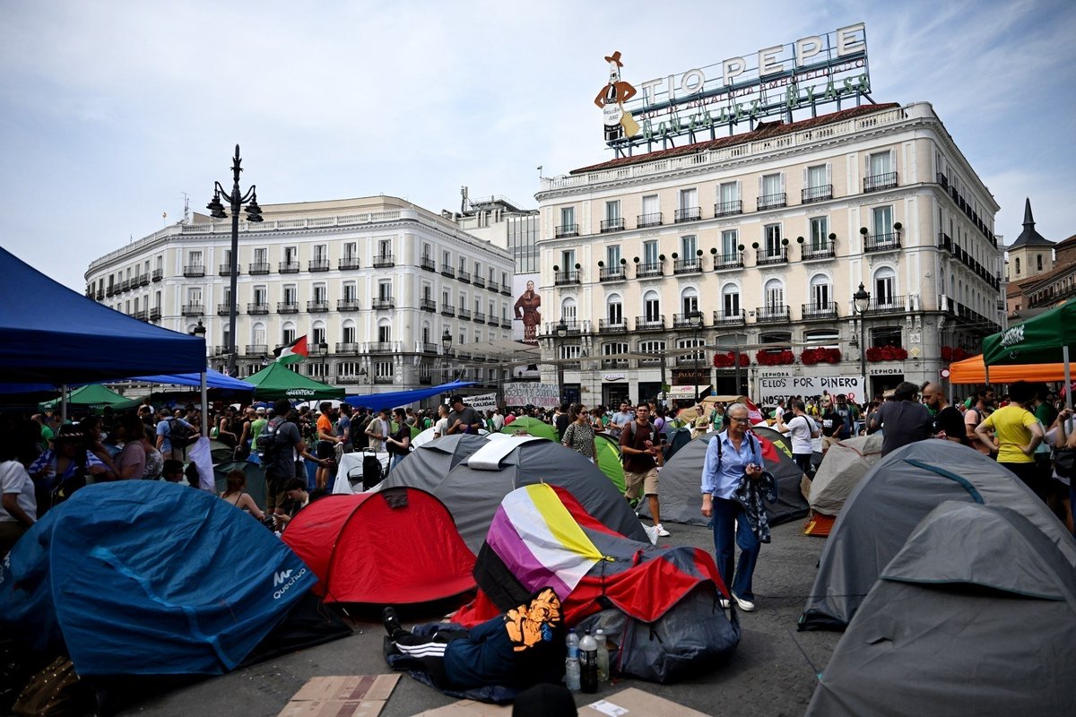 ionebelarra's tweet photo. Sol 15 años después se vuelve a llenar por el derecho a la vivienda. Qué orgullo ver a la gente peleando, en las calles y en las plazas, por sus derechos. Siempre a vuestro lado. https://t.co/AJUlwaddwl