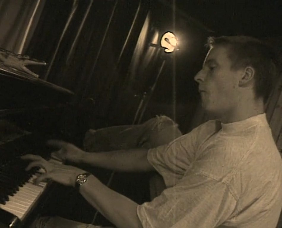 RetroballNorge's tweet photo. Denne sunnmøringen var i studio for å promotere sin nye single "Crocodile rock", ei låt han hadde spilt inn på forespørsel av Motorførernes Avholdsforbund. Karen Marie fikk sitt eksklusive eksemplar fordi Fjørtoft syntes at "hun var så fin på håret". https://t.co/UwcR5H9eIo