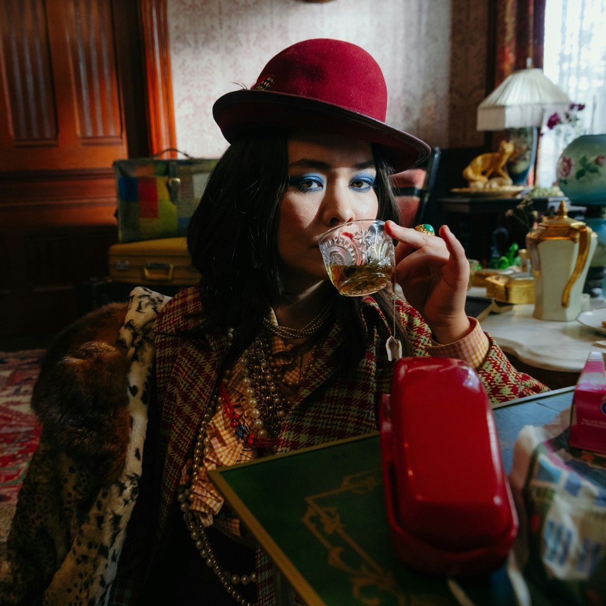 mitskiacervo's tweet photo. Hoje desejamos um feliz aniversário pra nossa cantora favorita Mitski! 🎂 Obrigado por transformar sentimentos tão complexos em arte e por criar músicas que conseguem tocar tantas pessoas de diversas maneiras. Nós do Acervo Mitski te amamos! 💜💐 https://t.co/tknQmbCJtv