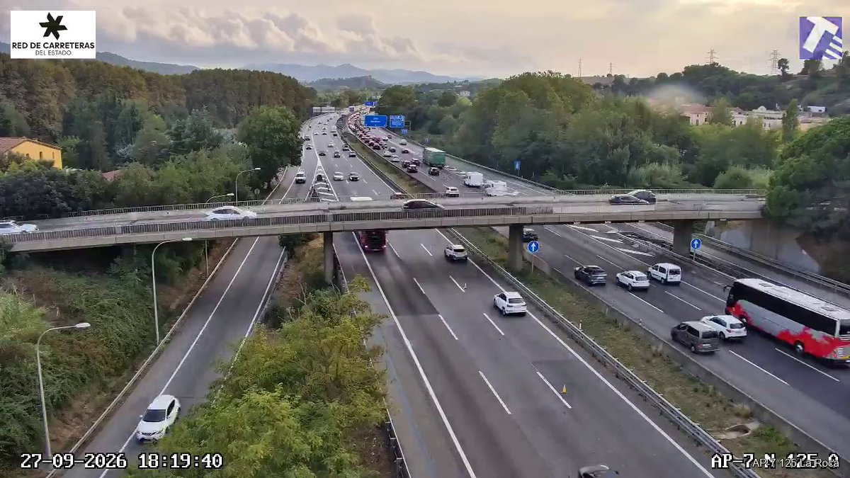 transit's tweet photo. 🔴 Lentitud i aturades a l'AP-7 de Llinars del Vallès a la Roca del Vallès en sentit Barcelona
ℹ️ Obert el carril addicional en sentit contrari a l'AP-7 entre Llinars del Vallès i Montornès del Vallès
#SCT #retorn https://t.co/IRKz8UZgF9