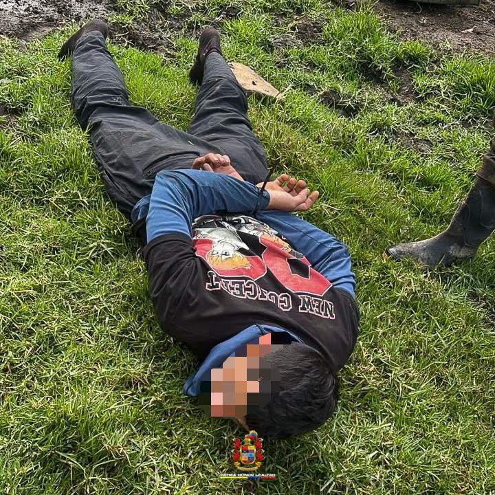 COL_EJERCITO's tweet photo. #LoÚltimo | Contundente resultado operacional contra la Segunda Marquetalia en Tello, #Huila.

En una operación militar nuestras tropas a través de la Fuerza de Despliegue Contra Amenazas Transnacionales, @Ejercito_Davaa junto con la @FuerzaAereaCol y la @PoliciaColombia, neutralizaron a alias Robinson Gutiérrez, señalado cabecilla político y financiero de la Estructura Residual Teófilo Forero Castro, y capturaron a tres presuntos integrantes más de esta organización ilegal.

De acuerdo con información de inteligencia, alias Robinson Gutiérrez estaría vinculado con actividades de extorsión, amenazas, reclutamiento de menores de edad y el fortalecimiento de las finanzas ilegales de esta estructura en Huila y Caquetá.

Este resultado afecta el componente financiero y de mando de la organización y ratifica la ofensiva permanente de nuestras tropas contra las estructuras que amenazan la seguridad de los colombianos.

#ContraLaAmenaza 
#PatriaHonorLealtad