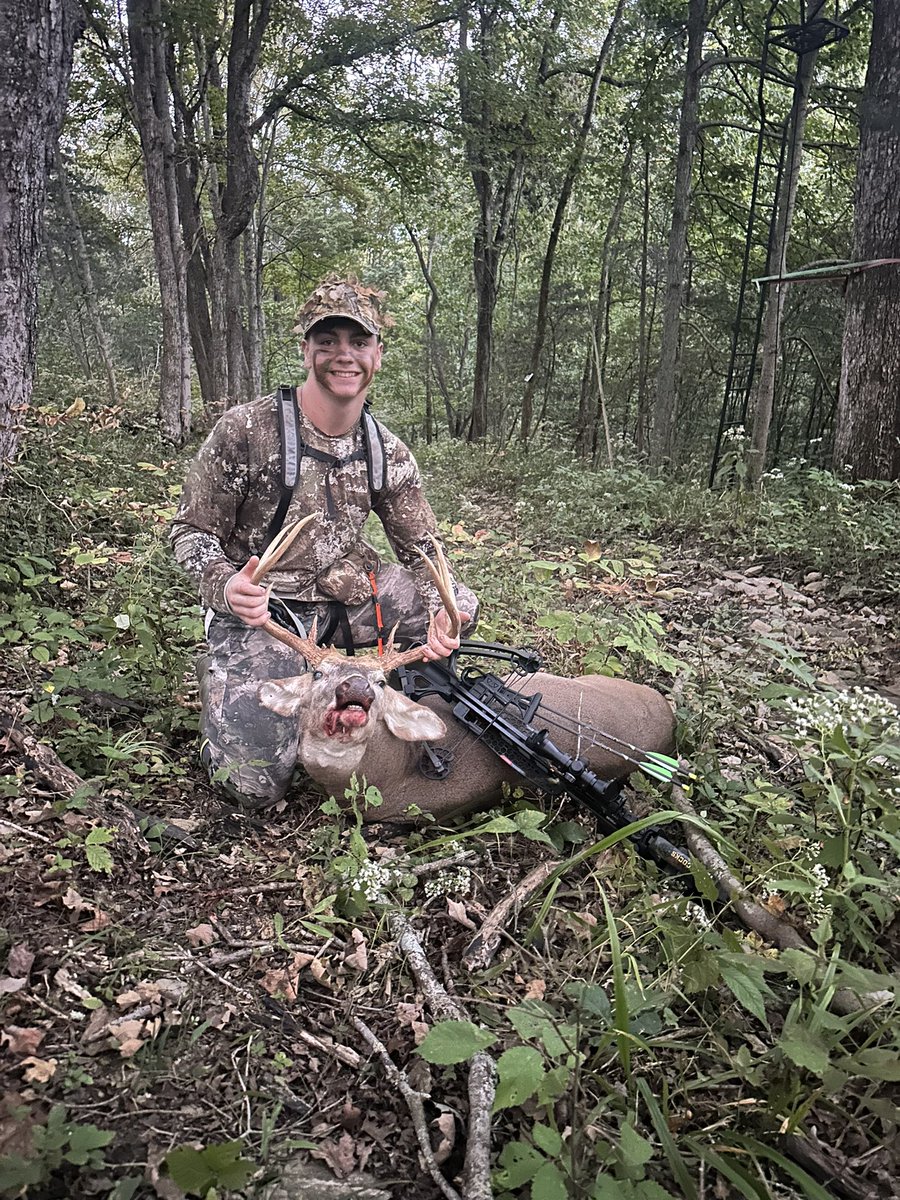 charlesr2029's tweet photo. First hunt of the year, filling the freezer.

#huntingislife #deerseason #kentuckyhunting #crossbow https://t.co/Zhh2p0D7g0