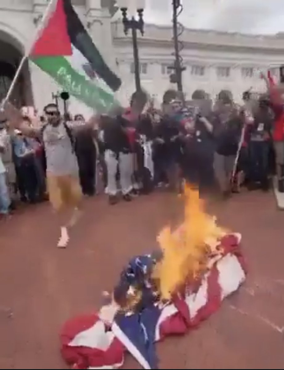 DavidJHarrisJr's tweet photo. Do you agree that Islamist extremists who refuse to assimilate, chant “Death to America,” or burn our flag should be deported immediately? https://t.co/h7L4nsWNP6