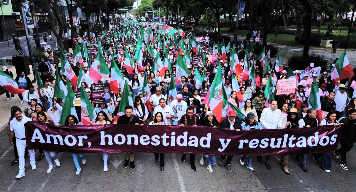 Letamaya's tweet photo. Con mucho ánimo y convicción vamos rumbo al #Zócalo a escuchar el mensaje de nuestra presidenta @Claudiashein  #ClaudiaDaRestados https://t.co/NllMWqwbbq